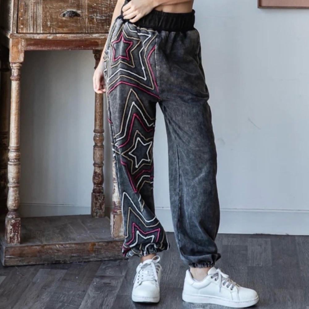 Oli & Hali Geometric Star Appliqué Joggers - Black and Red